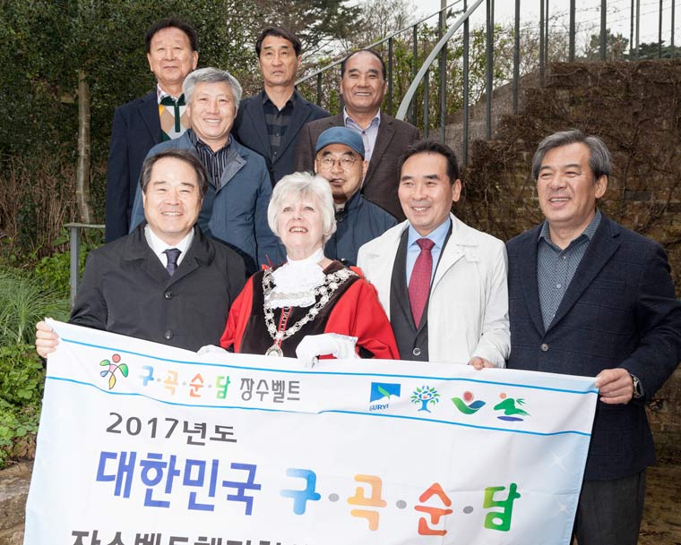 South Koreans visit Wimborne Minster
