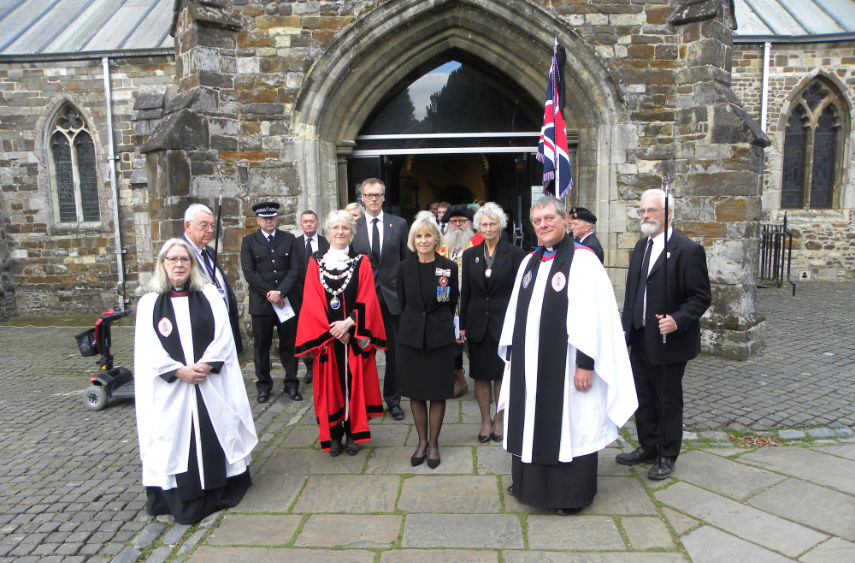 L-R The Revd Heather Waldsax, Peter Cook, churchwarden, Chief Supt Richard Bell, Dorset Police, The mayor with Michael Tomlinson MP behind, The Deputy Lieutenant of Dorset, with Chris Brown, town crier behind, the deputy mayor, the rector and Bruce Jensen, churchwarden. Photo by Anthony Oliver