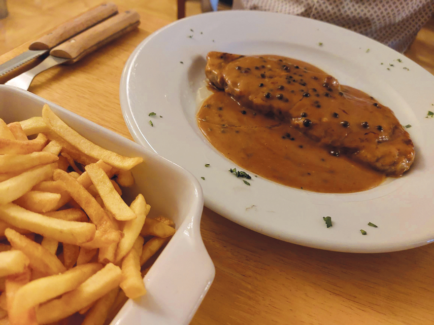 Steak with peppercorn sauce and chips