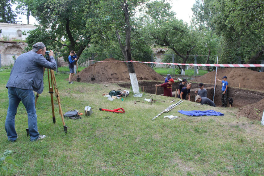 Sergiy Taranenko (left) and his team excavating within the Metropolitan Garden of the Pechersk-Lavra Monastery