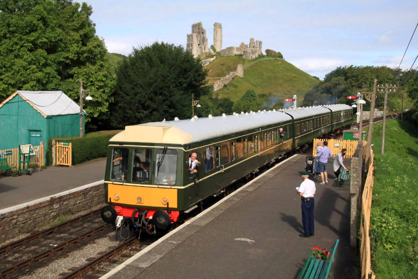 Swanage Railway Class 117 heritage diesel train Corfe Castle © ANDREW PM WRIGHT